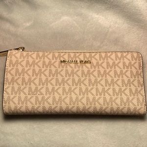 Michael Kors Jet Set Travel Large Logo Quarter-Zip Wallet